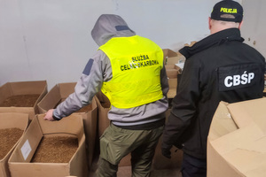 Funkcjonariusze i przejęte towary