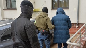 funkcjonariusze prowadzą osobę