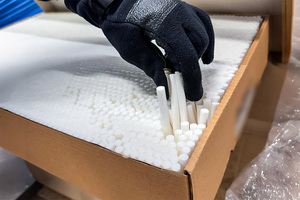 funkcjonariusze w hali i zabezpieczone przedmioty