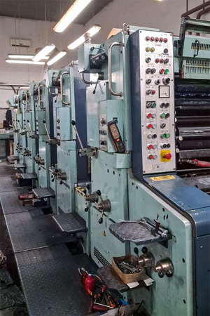 funkcjonariusze w hali i zabezpieczone przedmioty