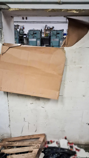 funkcjonariusze w hali i zabezpieczone przedmioty