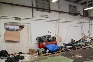 funkcjonariusze w hali i zabezpieczone przedmioty