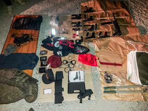 Przejęte przedmioty między innymi imitacje elementów sprzętu służb oraz broń