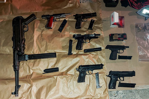 Przejęte przedmioty między innymi imitacje elementów sprzętu służb oraz broń