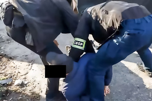 policjanci obezwładniają zatrzymaną osobę