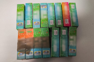 przejęte przedmioty: epapierosy i emblematy kibicowskie