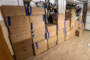 przejęte przedmioty: epapierosy i emblematy kibicowskie