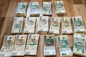 przejęte przedmioty: epapierosy i emblematy kibicowskie