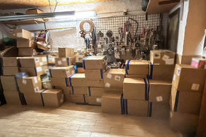 przejęte przedmioty: epapierosy i emblematy kibicowskie