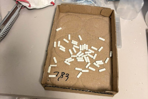 paczki ukryte w betonowym bloczku