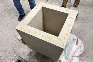 paczki ukryte w betonowym bloczku