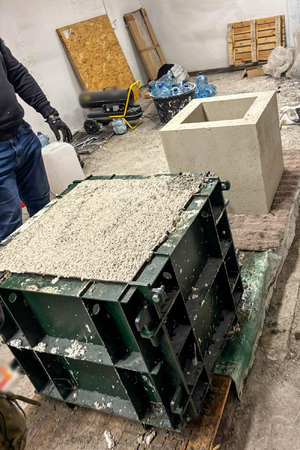 paczki ukryte w betonowym bloczku