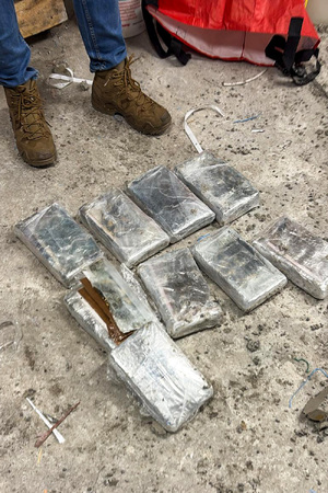 paczki ukryte w betonowym bloczku