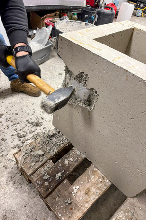 paczki ukryte w betonowym bloczku