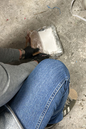 paczki ukryte w betonowym bloczku