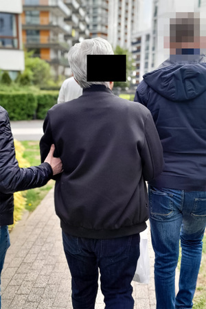 osoba prowadzona przez policjantów