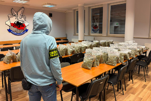 policjant i zabezpieczony towar
