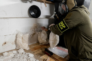 policjanci w trakcie likwidacji laboratorium