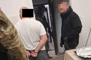 osoby prowadzone przez funkcjonariuszy i zabezpieczone pieniądze