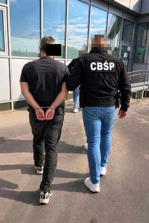 osoby prowadzone przez funkcjonariuszy i zabezpieczone pieniądze