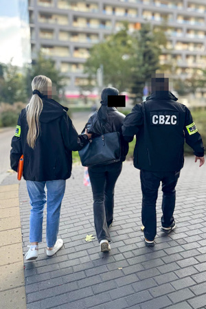 osoby prowadzone przez funkcjonariuszy i zabezpieczone pieniądze