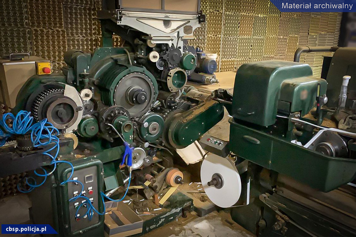 Rozbita zorganizowana grupa przestępcza. 11 osób oskarżonych o nielegalną produkcję papierosów i przestępstwa skarbowe