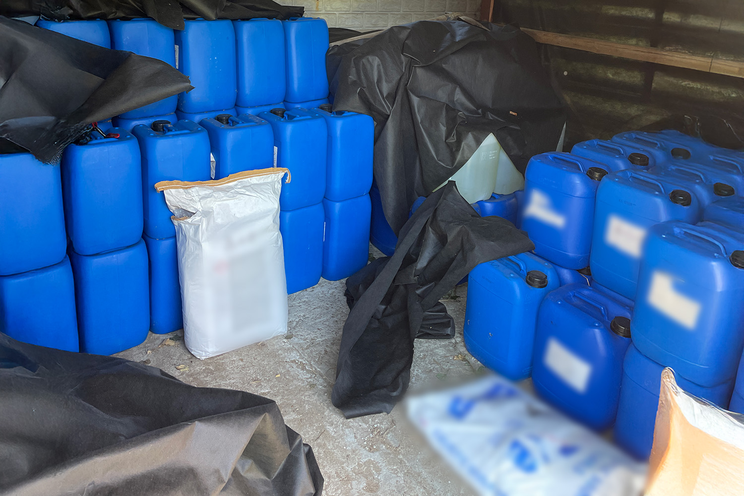 CBŚP zlikwidowało laboratorium metamfetaminy. Zatrzymano trzech mężczyzn, w tym obywateli Meksyku powiązanych z kartelem z Ameryki Północnej