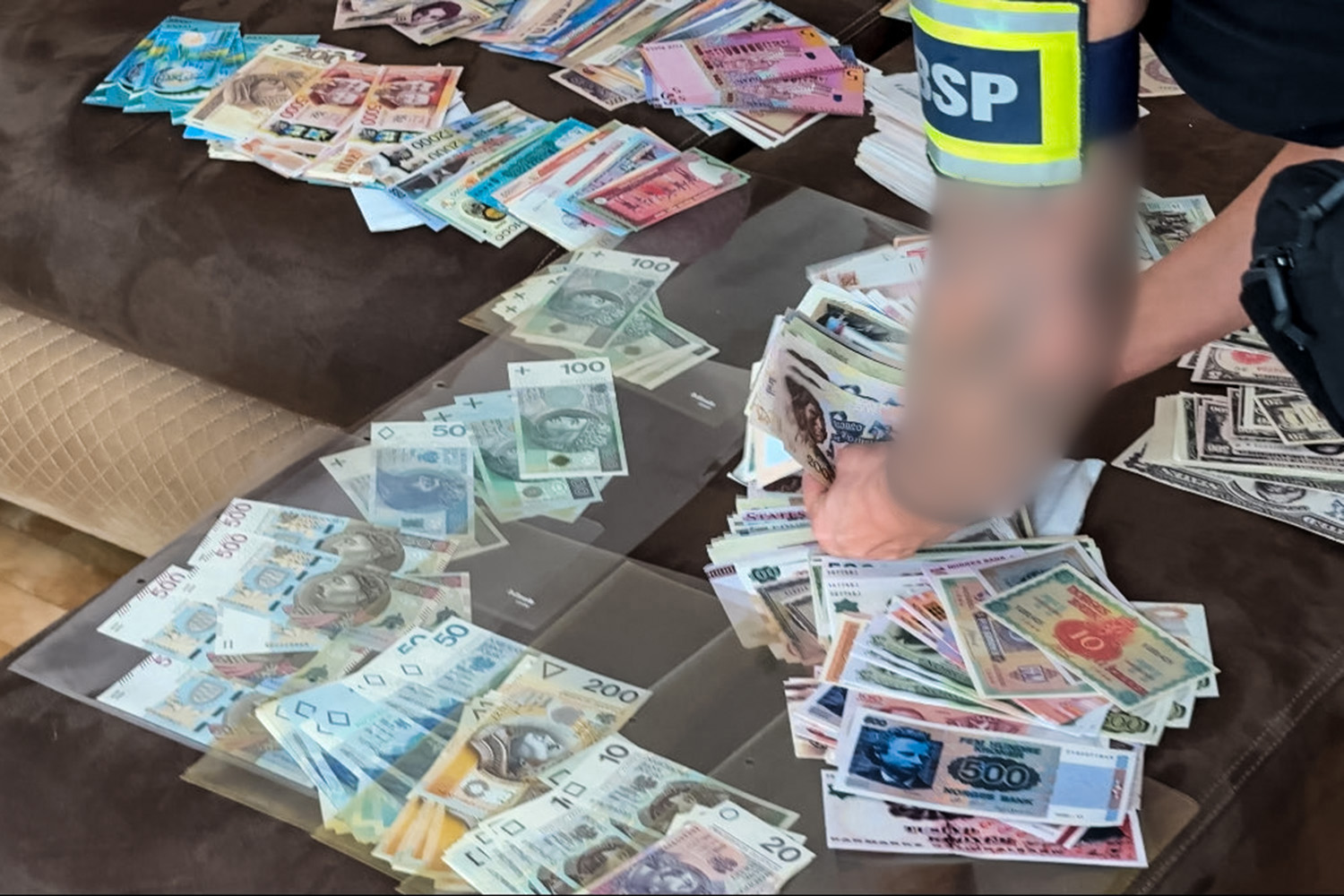CBŚP przerwało proceder fałszowania banknotów. 47-latek w rękach Policji