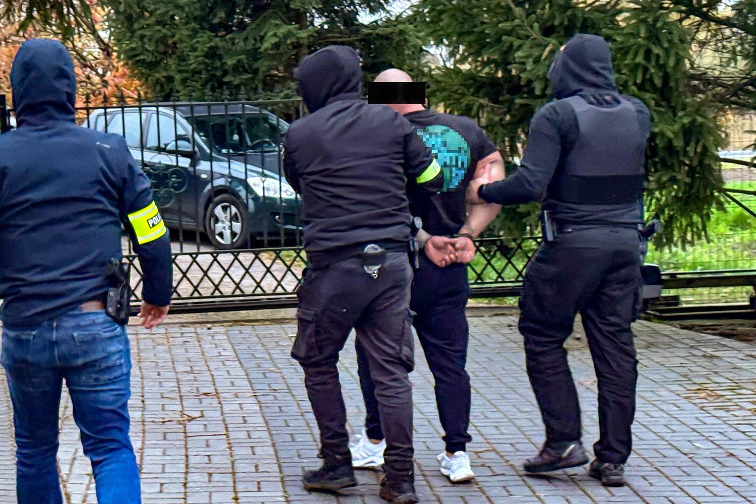 CBŚP rozbiło brutalną grupę przestępczą. Zabezpieczono narkotyki, broń i niebezpieczne przedmioty