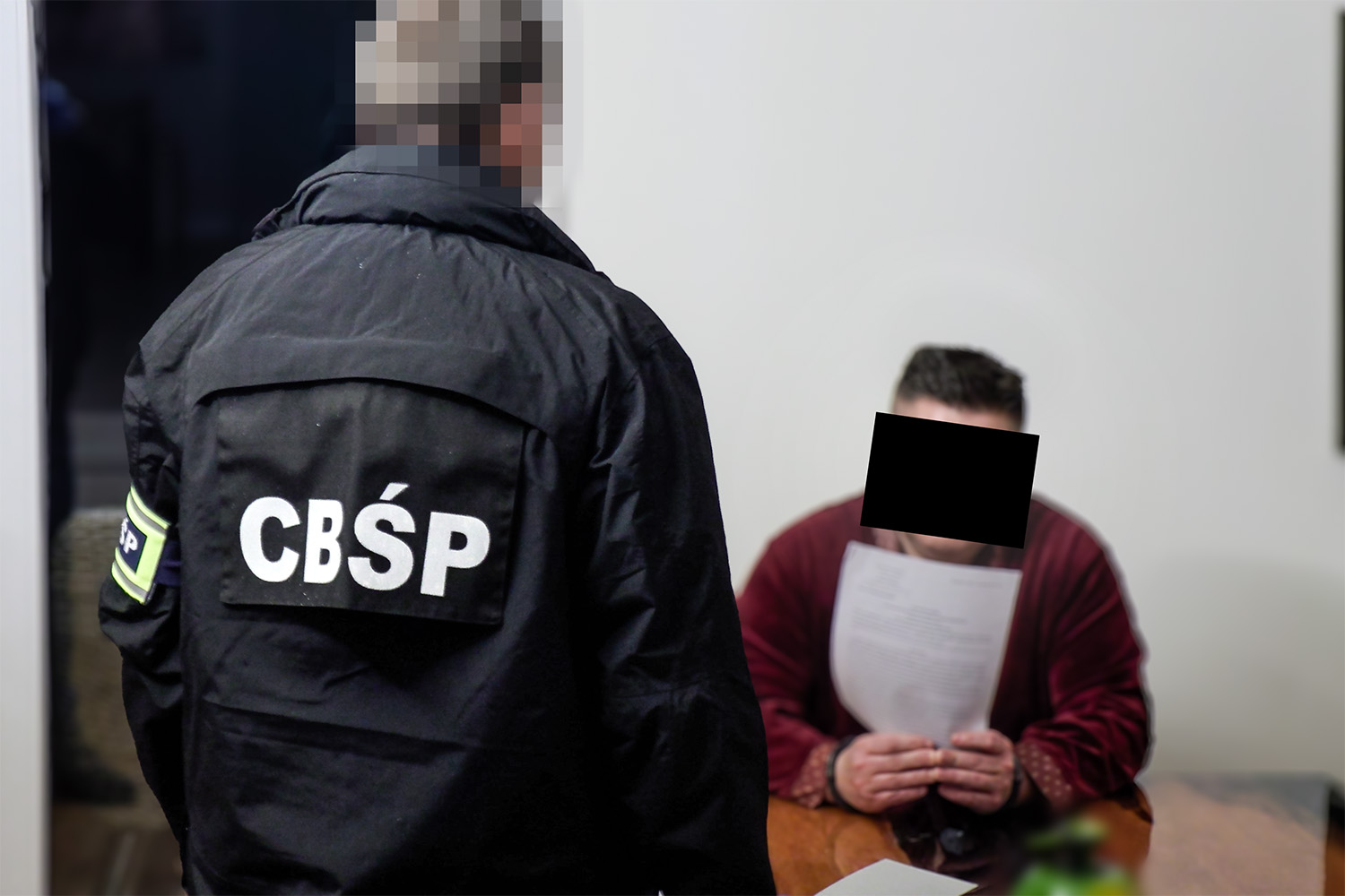 CBŚP i Straż Graniczna rozbiły grupę legalizującą pobyt cudzoziemcom. Skuteczna operacja służb zakończona sukcesem