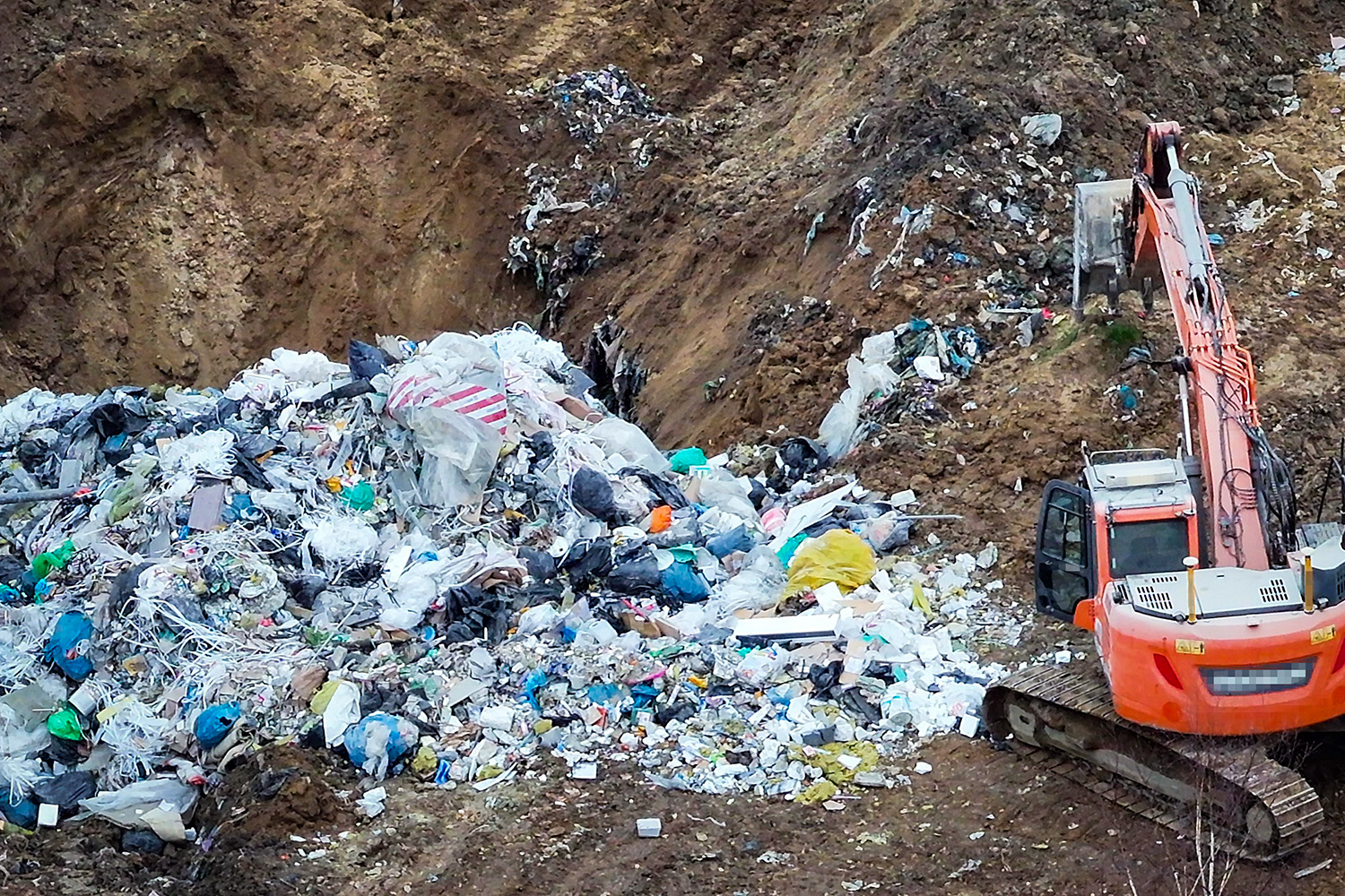 CBŚP i KWP w Poznaniu rozbijają grupę odpowiedzialną za nielegalne składowanie odpadów. Straty dla państwa i społeczeństwa liczone w milionach
