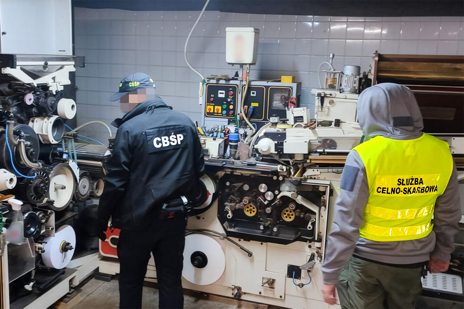 CBŚP i KAS rozbiły nielegalną fabrykę papierosów. Zabezpieczono towar wart ponad 12 mln zł