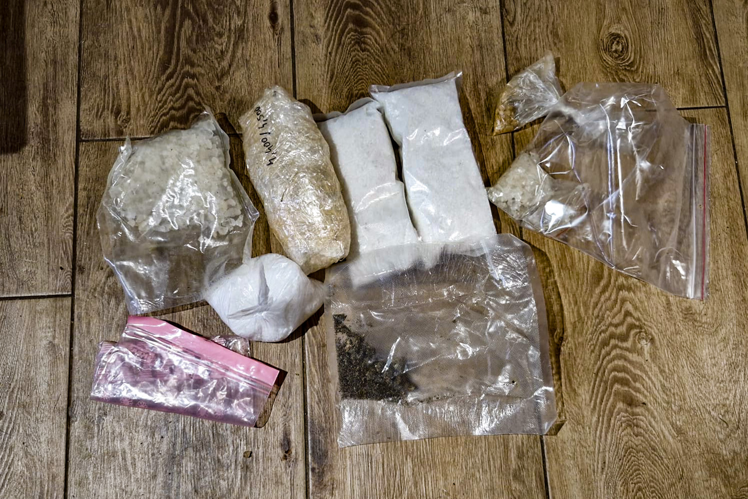 Akt oskarżenia przeciwko zorganizowanej grupie przestępczej. CBŚP rozbiło gang narkotykowo-fałszerski