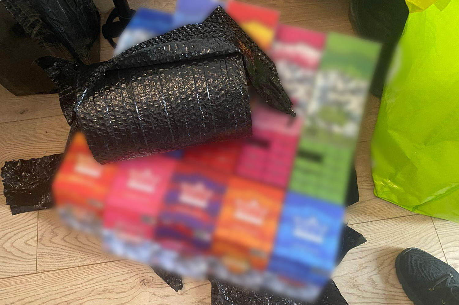 CBŚP rozbiło narkotykowy biznes w Darknecie. Zabezpieczono tysiące waporyzatorów, ciastek i batonów z THC i HHC