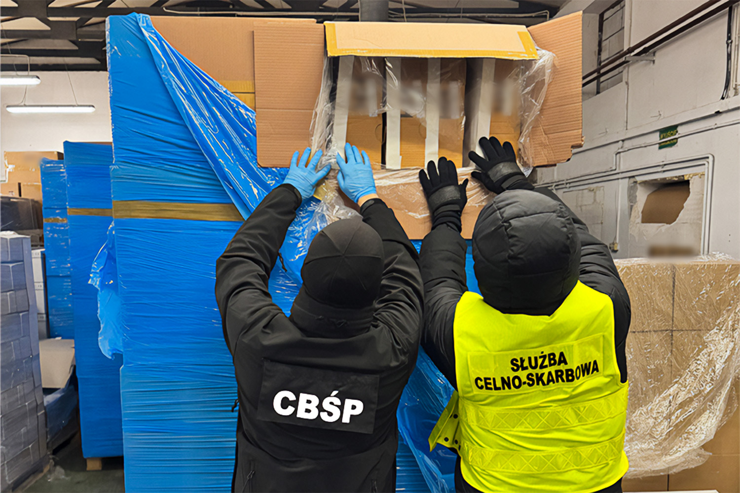 CBŚP i KAS zabezpieczyły ponad 40 ton komponentów do nielegalnej produkcji papierosów