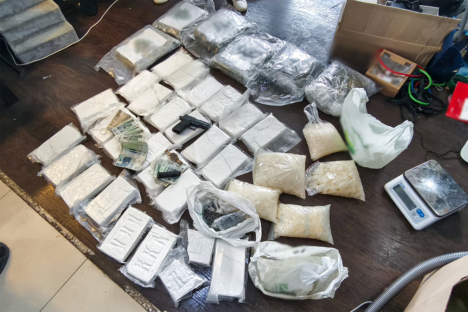 CBŚP i SG uderzają w międzynarodową grupę narkotykową. Zabezpieczono znaczne ilości środków odurzających i broń