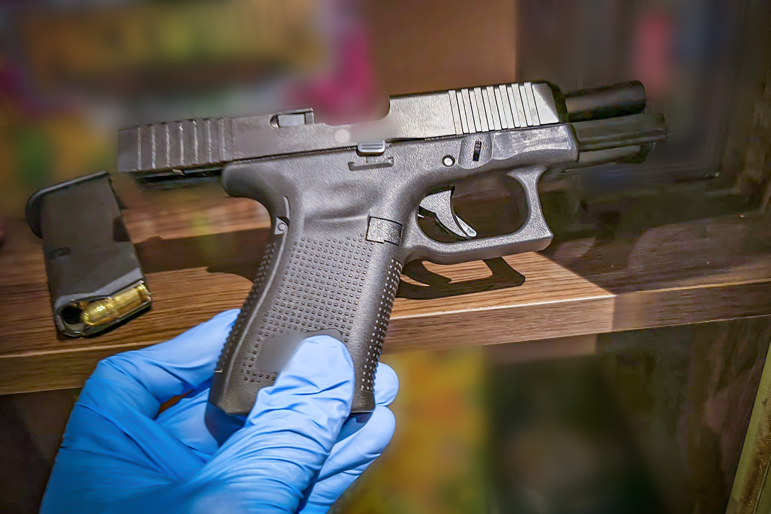 Nielegalna broń i znaczne ilości narkotyków zabezpieczone przez CBŚP w Krakowie