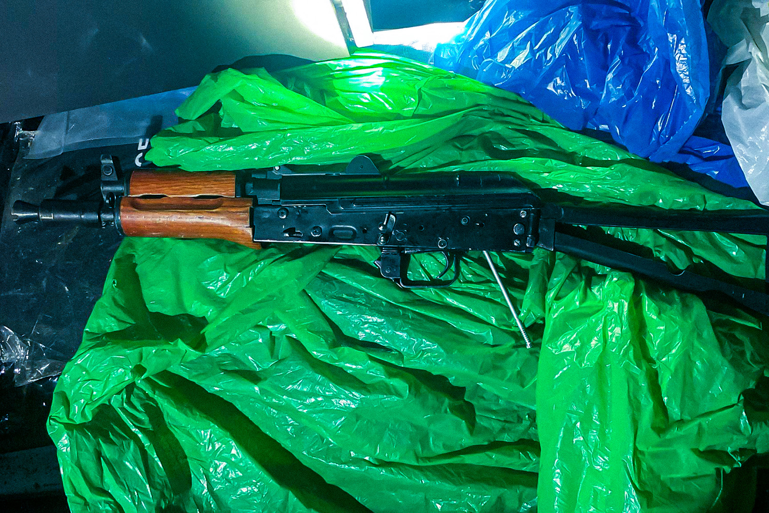 Nielegalna broń i wyroby akcyzowe zabezpieczone w Małopolsce. Wspólne działania CBŚP i KAS