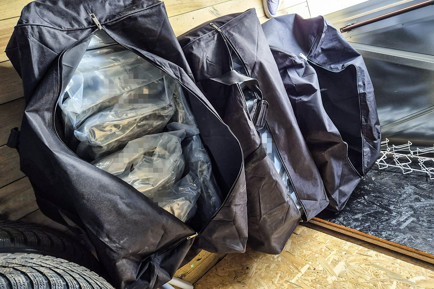 Ponad 33 kg narkotyków zabezpieczone. Trzy osoby zatrzymane po działaniach CBŚP i chojnickich kryminalnych