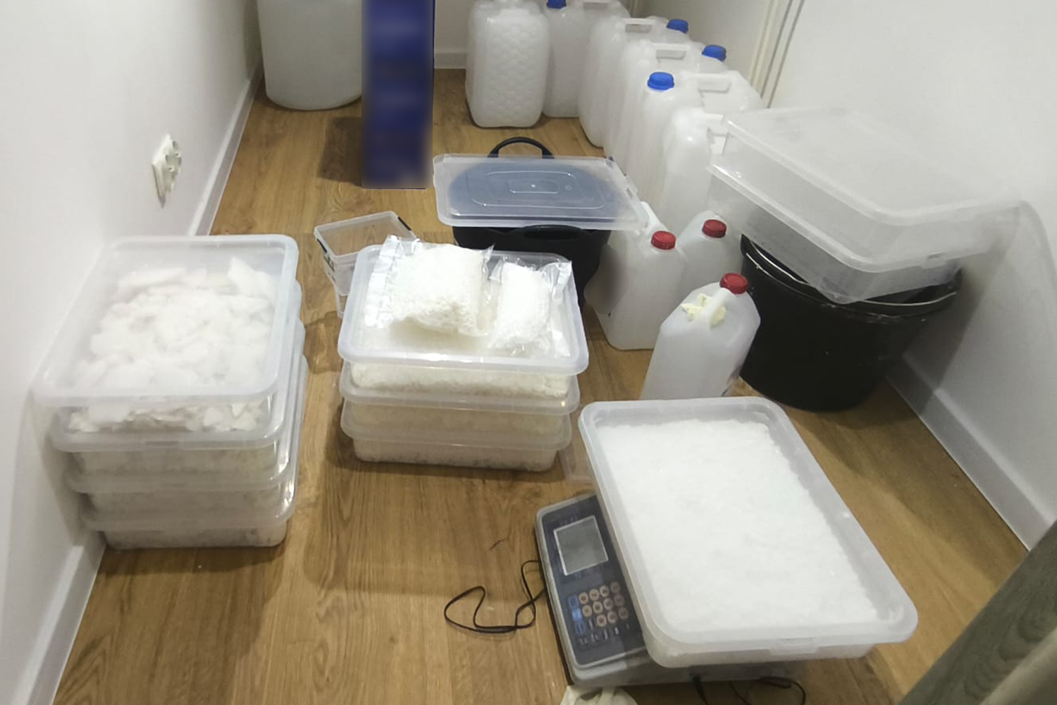 CBŚP zlikwidowało laboratorium Alfa-PVP i mefedronu w powiecie makowskim. Zatrzymano dwóch 19-latków