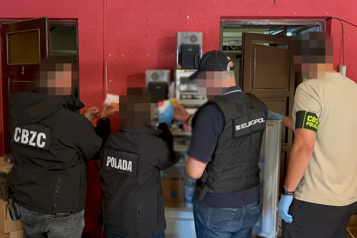 CBŚP uderzyło w grupę wprowadzającą do obrotu nielegalne sterydy. 8 osób zatrzymanych